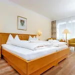Bayerischer Hof Hotel 4*